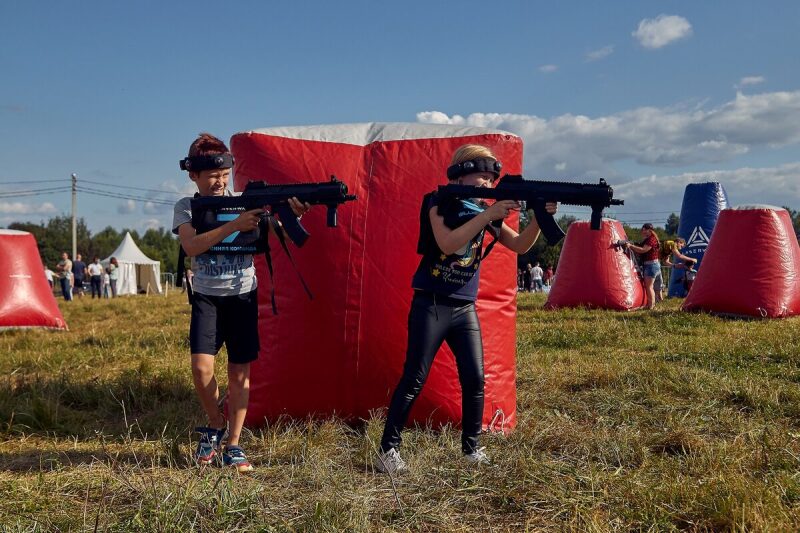 Два игрока LASERWAR ведут огонь из укрытия.