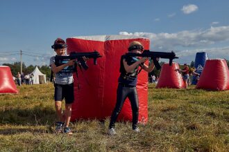Два игрока LASERWAR ведут огонь из укрытия.