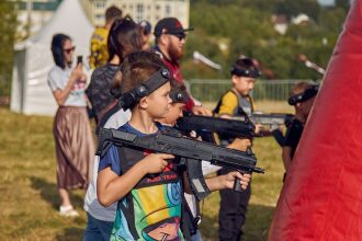 Мальчик держит автомат LASERWAR, готовясь к игре.