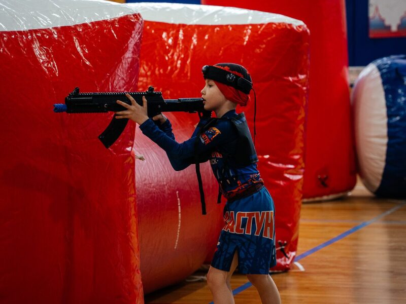 Юный игрок LASERWAR готовится к выстрелу.