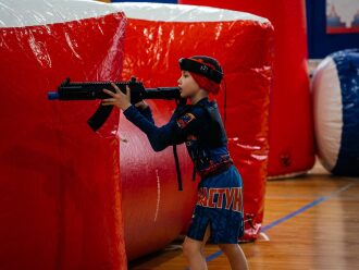 Юный игрок LASERWAR готовится к выстрелу.