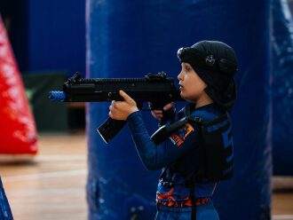 Маленький игрок LASERWAR с тактическим оружием наготове