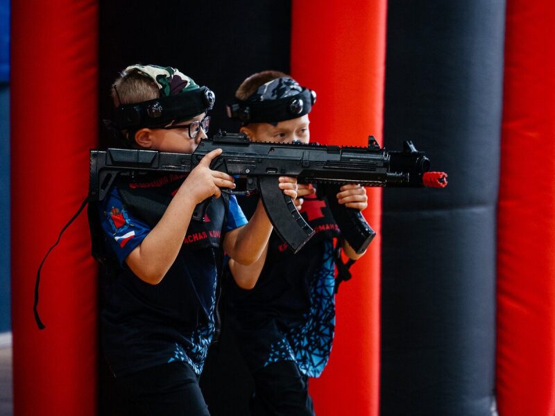 Два юных бойца LASERWAR с оружием в обороне