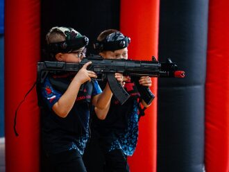 Два юных бойца LASERWAR с оружием в обороне