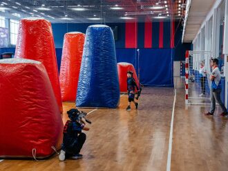 Игроки LASERWAR заняли позиции среди надувных укрытий.