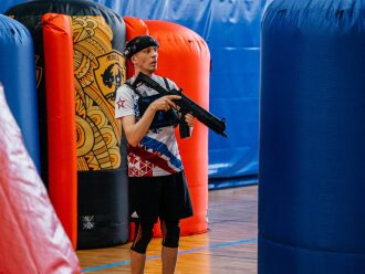 Боец LASERWAR с автоматом среди надувных укрытий.
