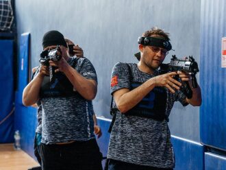 Игроки LASERWAR в тактических жилетах и оружием