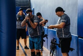 Игроки LASERWAR готовятся к захватывающему лазертаг-бою.