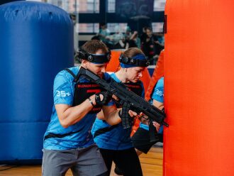 Бойцы LASERWAR в синей форме занимают позиции.