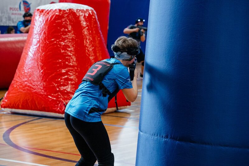 Игрок LASERWAR прикрывается синим надувным укрытием.