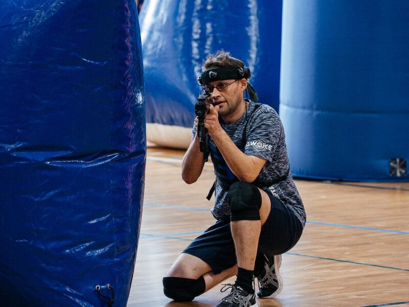 Игрок LASERWAR в прицеле за синим укрытием