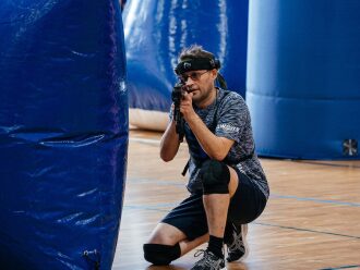 Игрок LASERWAR в прицеле за синим укрытием