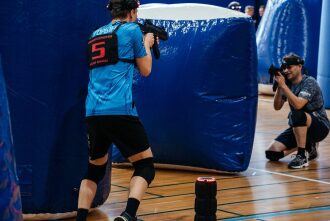 Игроки LASERWAR занимают позиции за надувными укрытиями.