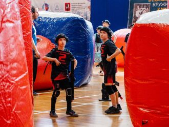 Два юных бойца LASERWAR в черной форме с оружием.