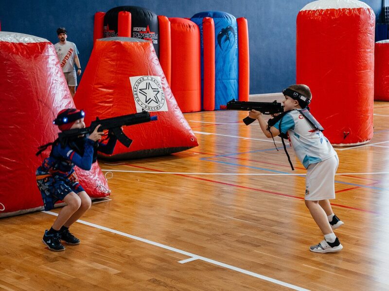 Два юных бойца LASERWAR в напряженном поединке