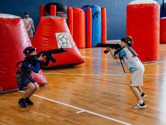 Два юных бойца LASERWAR в напряженном поединке