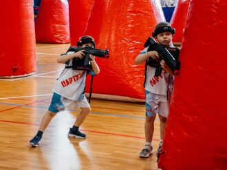 Два юных бойца LASERWAR в красной зоне арены