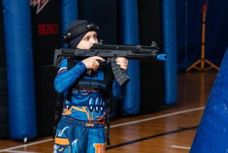 Юный боец LASERWAR с оружием в синей форме