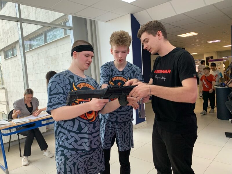 Инструктор LASERWAR показывает, как держать оружие