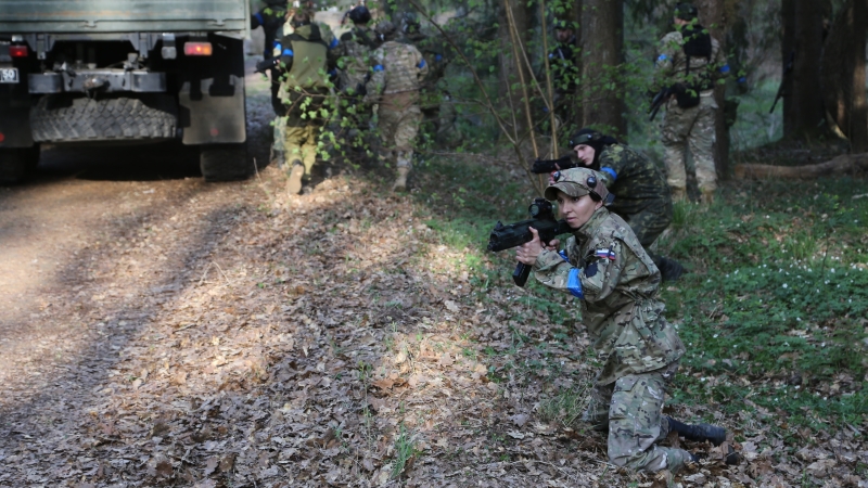 Посторонитесь – воюет женщина!