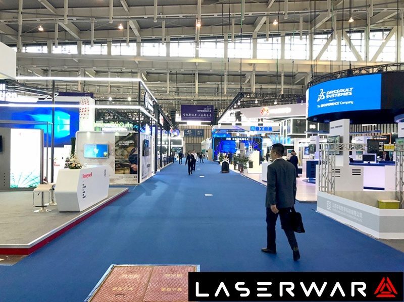 На выставке LASERWAR: люди и стенды в павильоне