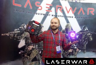 Участник выставки демонстрирует оборудование LASERWAR