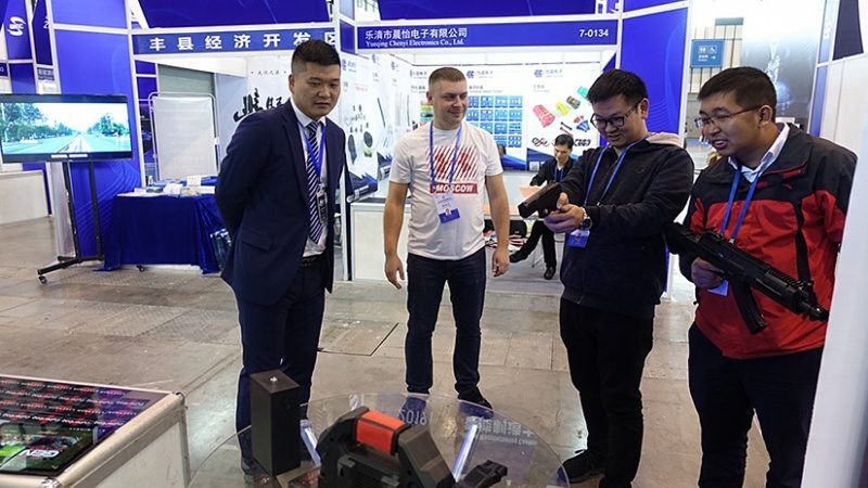 Осмотр нового лазертаг-автомата на стенде LASERWAR