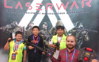 Команда LASERWAR с юными игроками и оборудованием