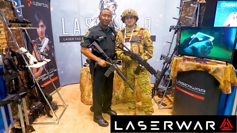 Представители LASERWAR с игровым снаряжением