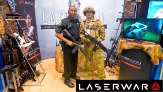 Представители LASERWAR с игровым снаряжением