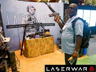 Мужчина держит в руке лазертаг-автомат LASERWAR.