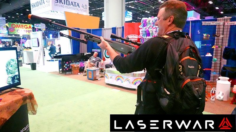 Игрок примеряет лазертаг-винтовку LASERWAR с оптикой.