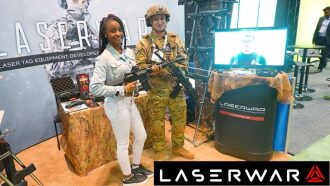 Пара позирует с игровым оружием LASERWAR.