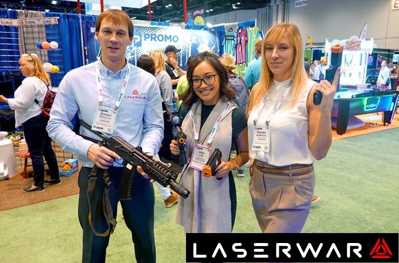 Команда LASERWAR демонстрирует игровые комплекты.