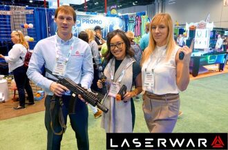 Команда LASERWAR демонстрирует игровые комплекты.