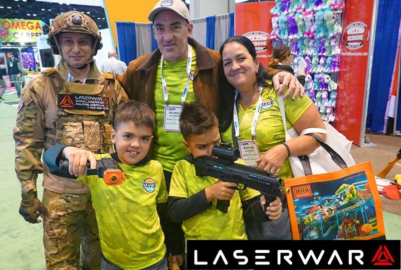 Семья примеряет лазертаг-оружие LASERWAR.
