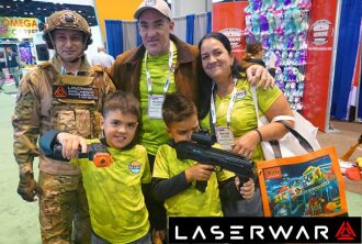 Семья примеряет лазертаг-оружие LASERWAR.