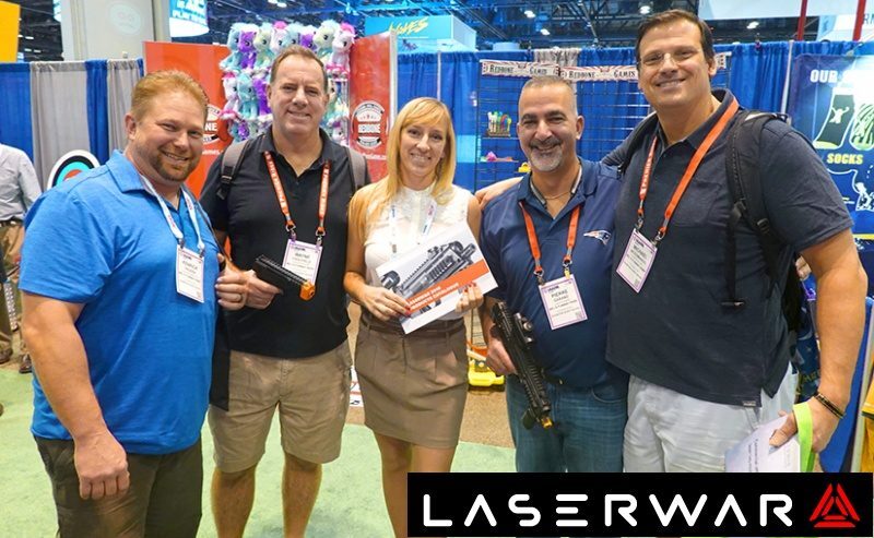 Группа людей с лазертаг-оружием LASERWAR позирует.