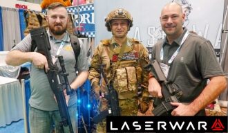Три человека с лазертаг-оружием LASERWAR позируют.