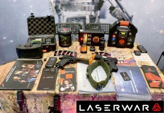 Разнообразное лазертаг-снаряжение LASERWAR на столе.