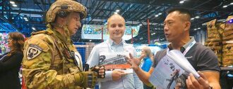 Обсуждение каталога LASERWAR с игроком в экипировке.
