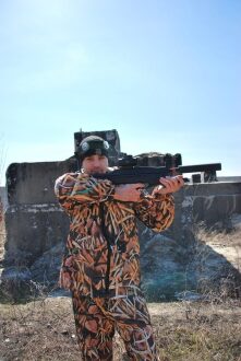 Игрок LASERWAR целится из винтовки в камуфляже