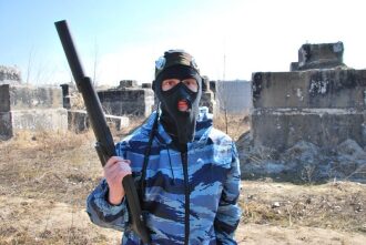 Боец LASERWAR в маске и камуфляже готов к бою