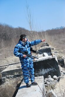 LASERWAR: боец указывает направление в разрушенной зоне
