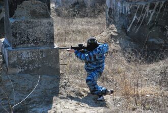 LASERWAR: боец в камуфляже на коленях целится