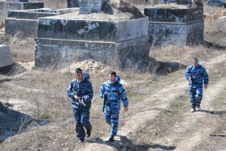 LASERWAR: бойцы в синем камуфляже идут по полю.