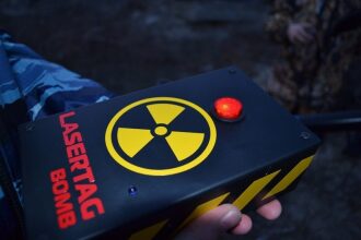 LASERTAG BOMB: символ радиационной опасности в игре