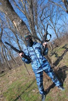 LASERWAR: боец в маске и синем камуфляже с двумя винтовками