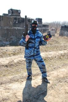 Боец LASERWAR в маске с оружием и радиоактивной бомбой