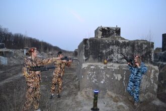 LASERWAR: три бойца в камуфляже на поле боя